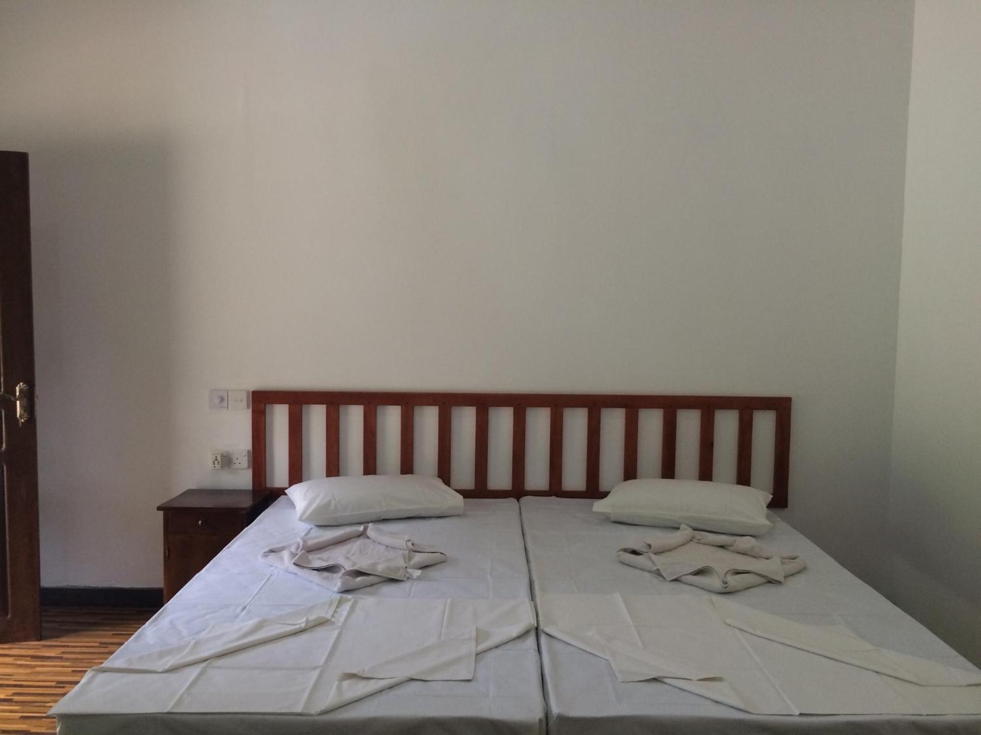 Greenwood Hotel Сигирия Екстериор снимка